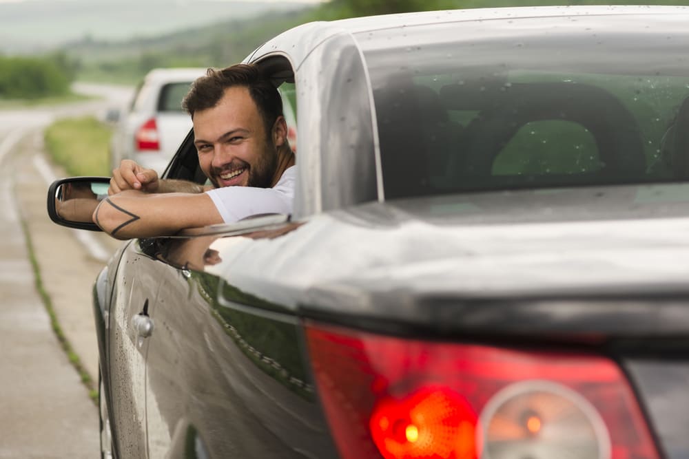 viaje por carretera de hombre joven